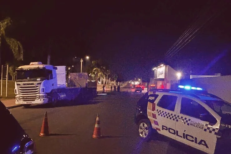 Homem de 48 anos morre ao bater Biz na traseira de caminhão estacionado na Av. São Paulo